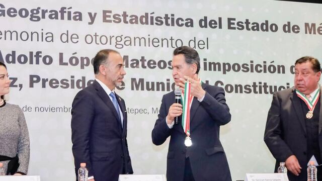 Fernando Flores, alcalde en Metepec, recibió la condecoración de la Somegem en el auditorio del Museo del Barro