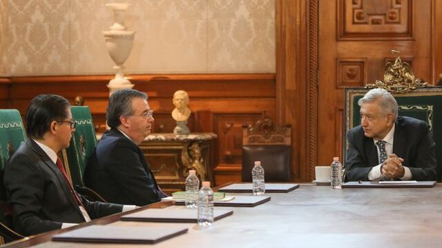 AMLO y funcionarios de Banxico.