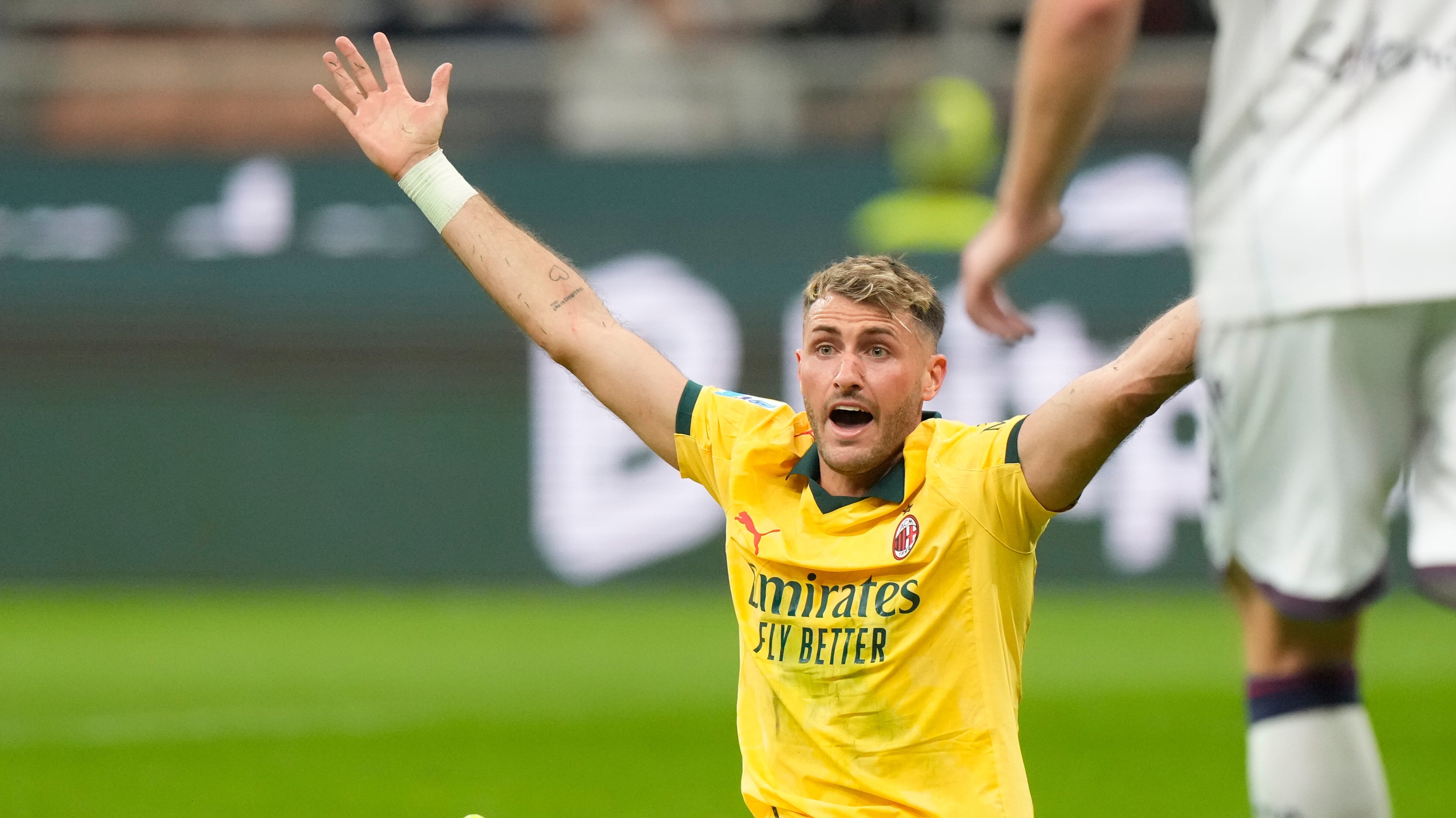 “¡Sáquenlo por favor!”: Fans del AC Milan se empiezan a hartar de Santiago Giménez por sus constantes fallas