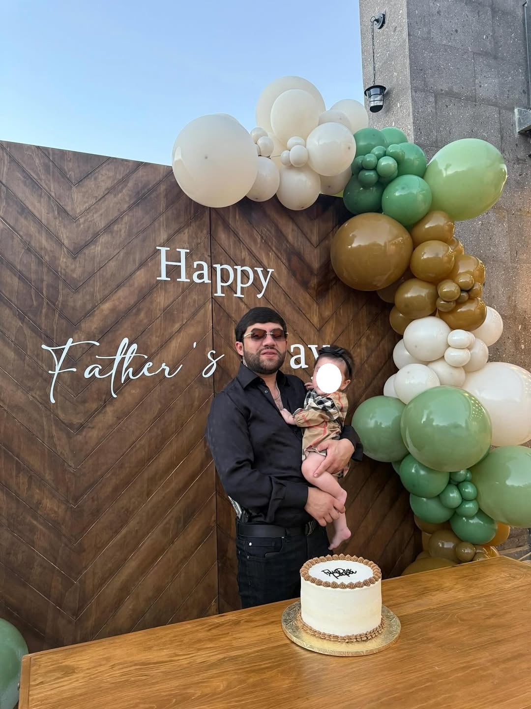 Luis R. Conriquez comparte foto de su festejo por el Día del Padre.