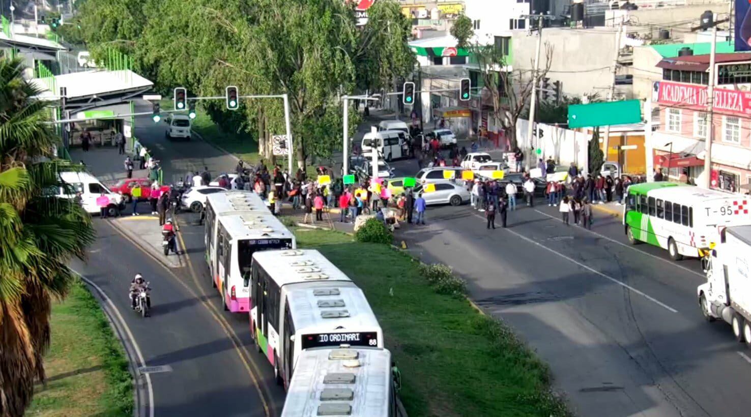 Bloqueo por familiares de Angélica Giovanna en Avenida Central