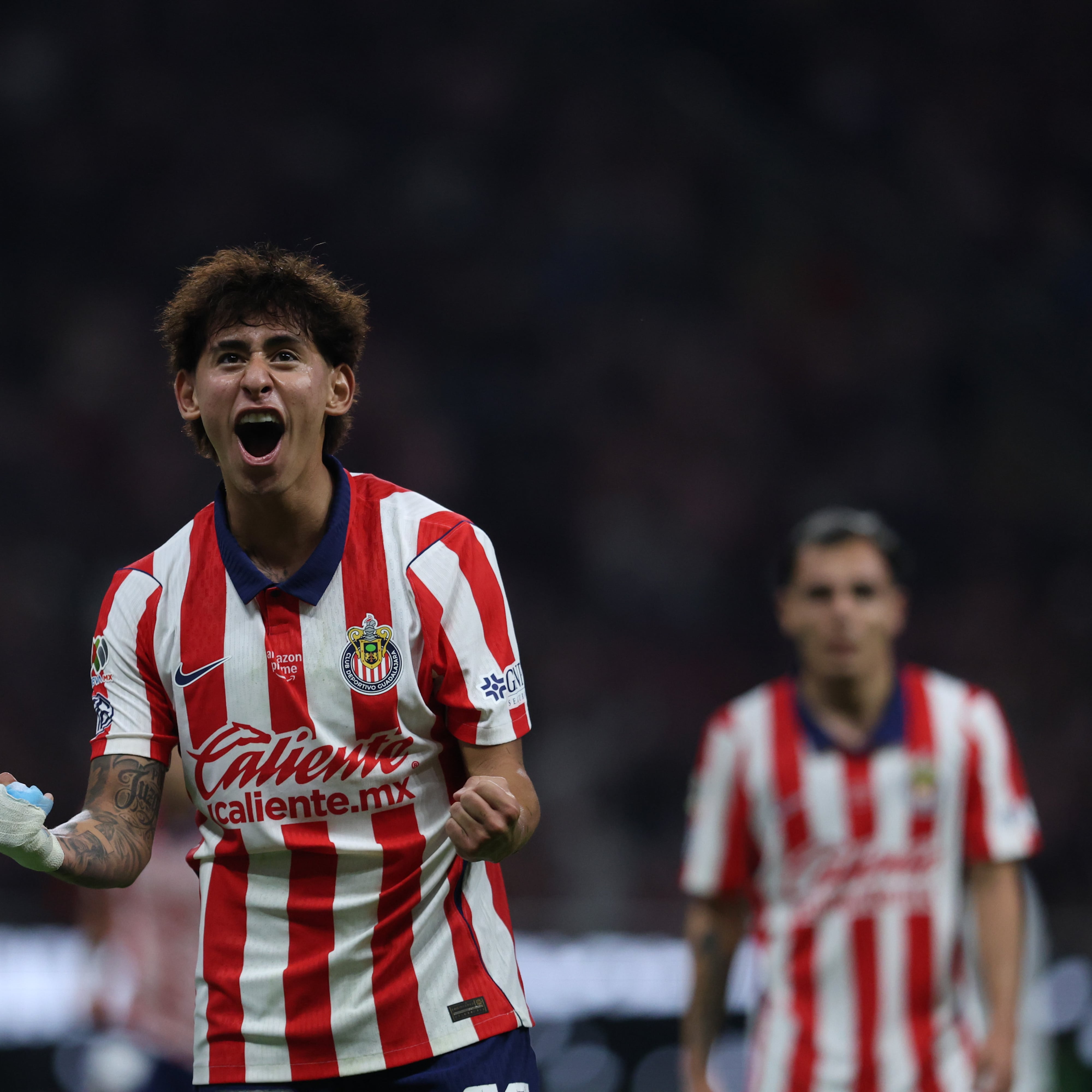 Chivas le mete un baile a Pumas y lo golea 3-0 en el Apertura 2026