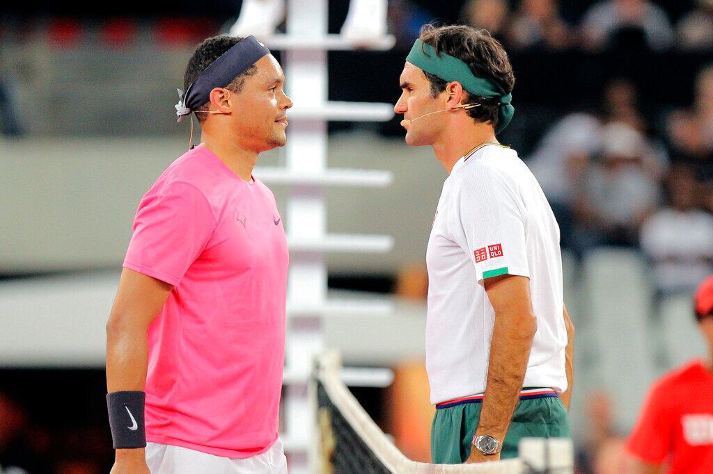 Roger Federer frente a Trevor Nah en el duelo de dobles en Sudáfrica.