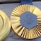 Exhiben la calidad de las medallas de oro de París 2024; las de Tokio 2020 brillan mucho más