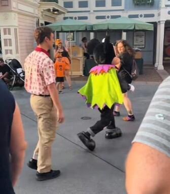 Mickey Mouse da lección a padre distraído en Walt Disney World