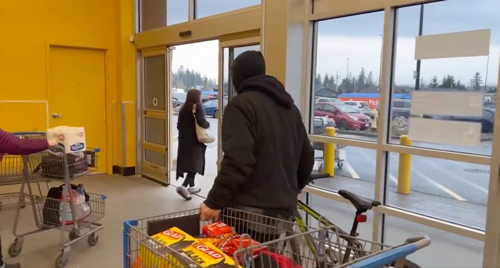 Mujer enfrenta ladrón y evita robo