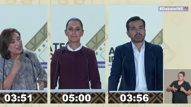 Xóchitl Gálvez invita un traguito de agua de Iztapalapa