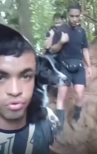 Llega a Estados Unidos con su perrita