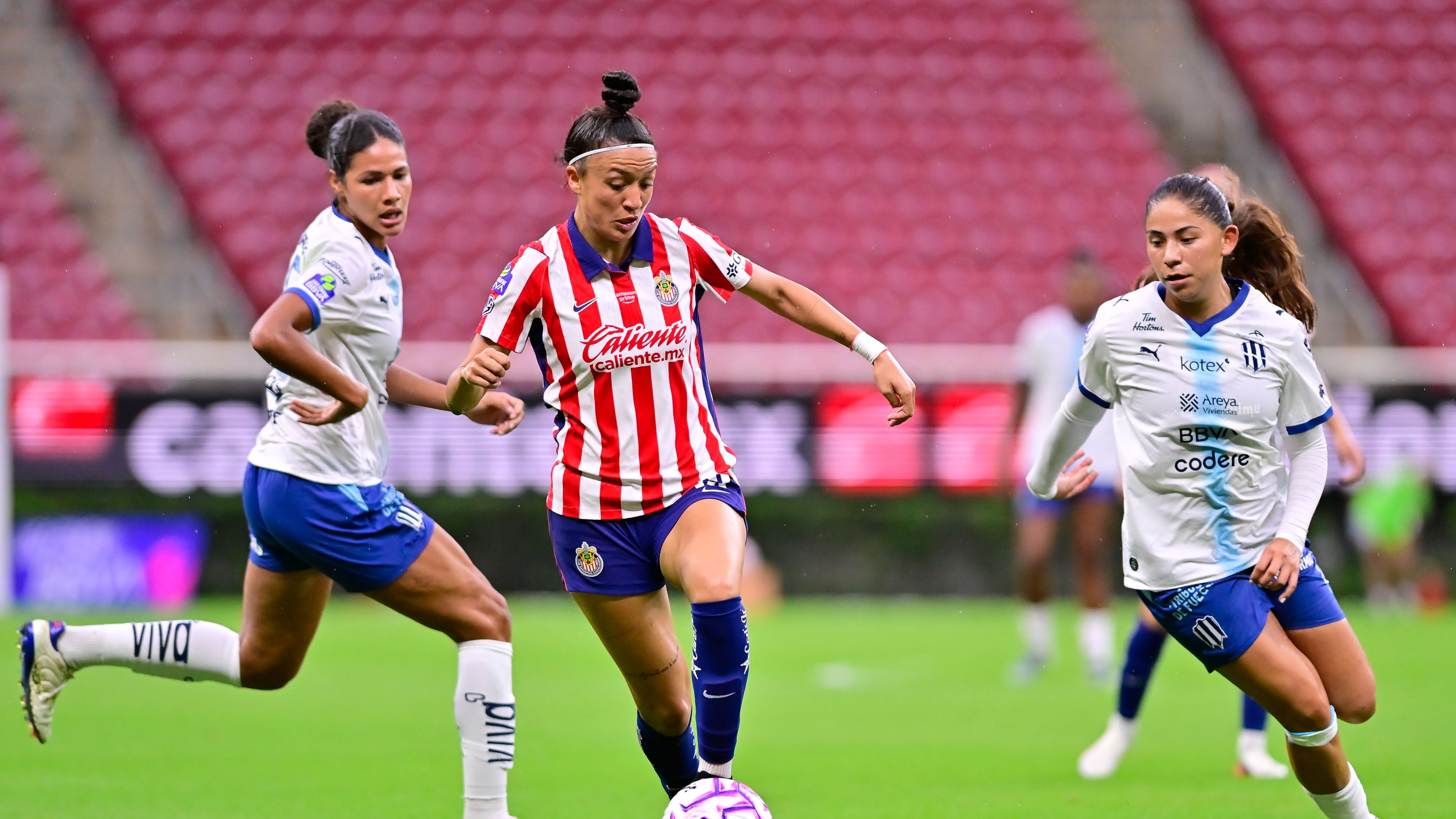 Chivas vuelve a tropezar en casa y cae 2-3 ante Rayadas