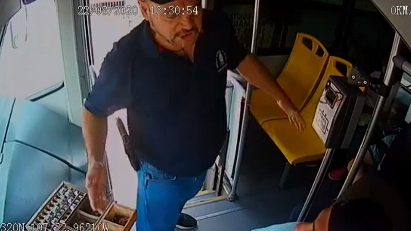 VIDEO: Presunto policía agrede a cachetadas a conductor de transporte público en Culiacán