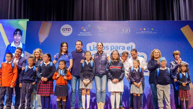 Libia Dennise García hizo entrega de útiles escolares y mochilas