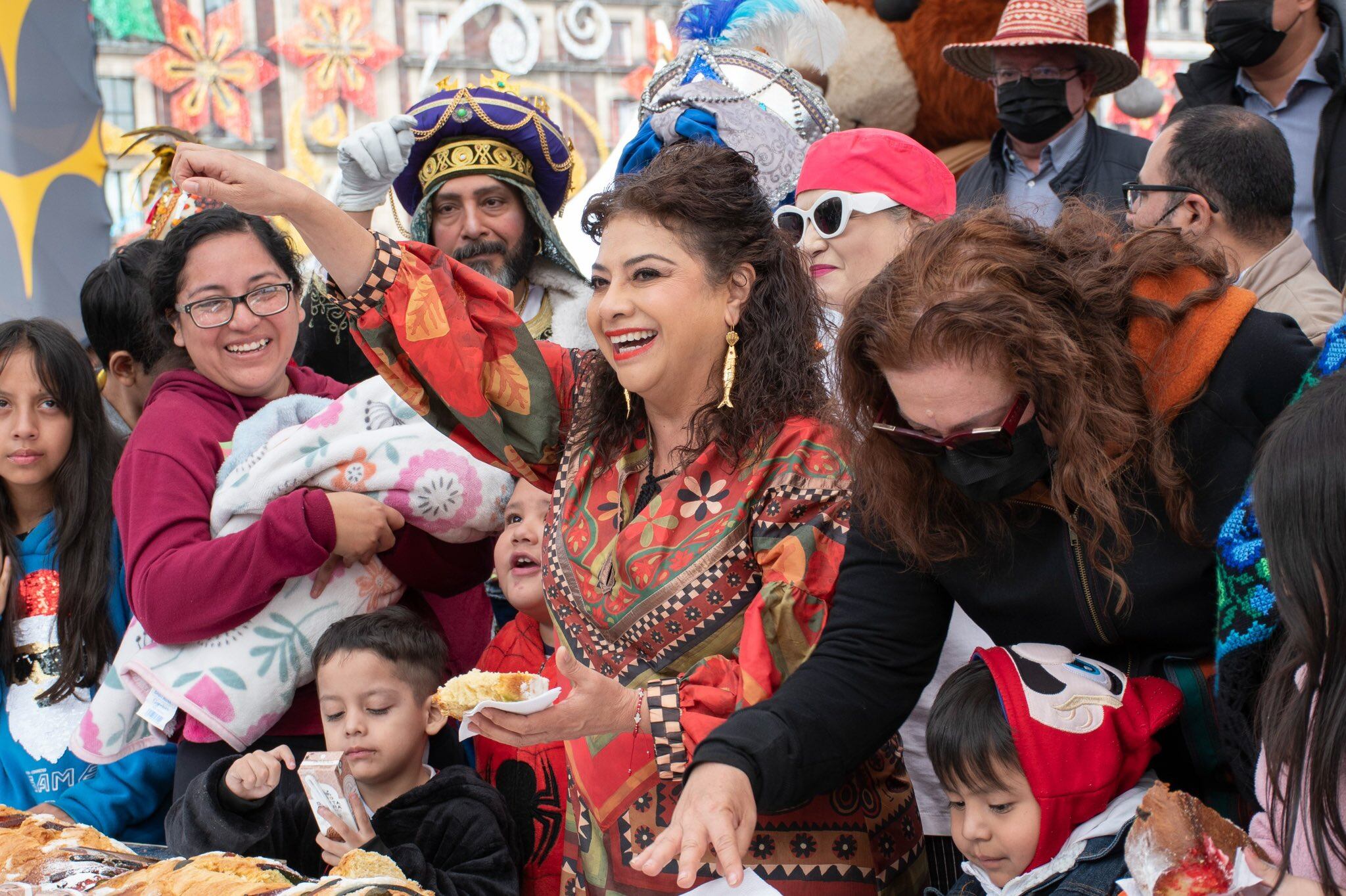 Clara Brugada reparte mega rosca por el Día de Reyes Magos 2025 en el Zócalo CDMX