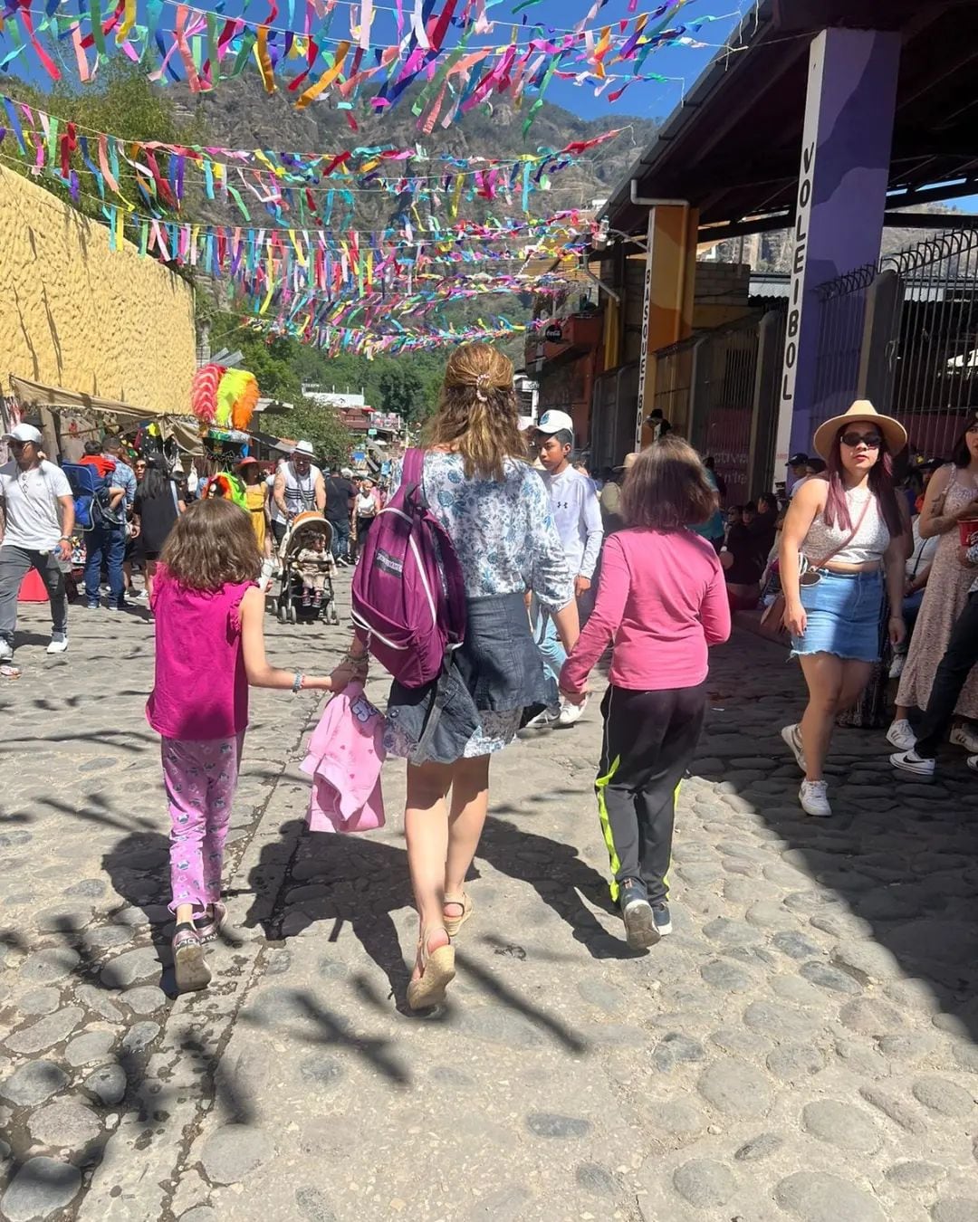 Aurea Zapata con sus hijas.