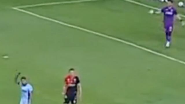 Carlos Salcedo reclama a Sebastián Jurado