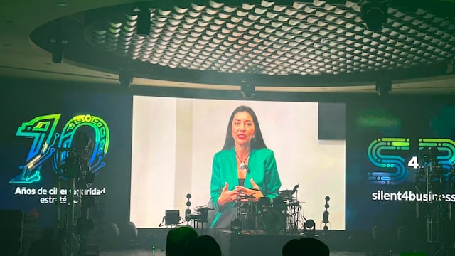 Layla Delgadillo celebra el décimo aniversario de Silent 4 Business en ciberseguridad.
