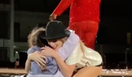 Taylor Swift regala sombrero a niña