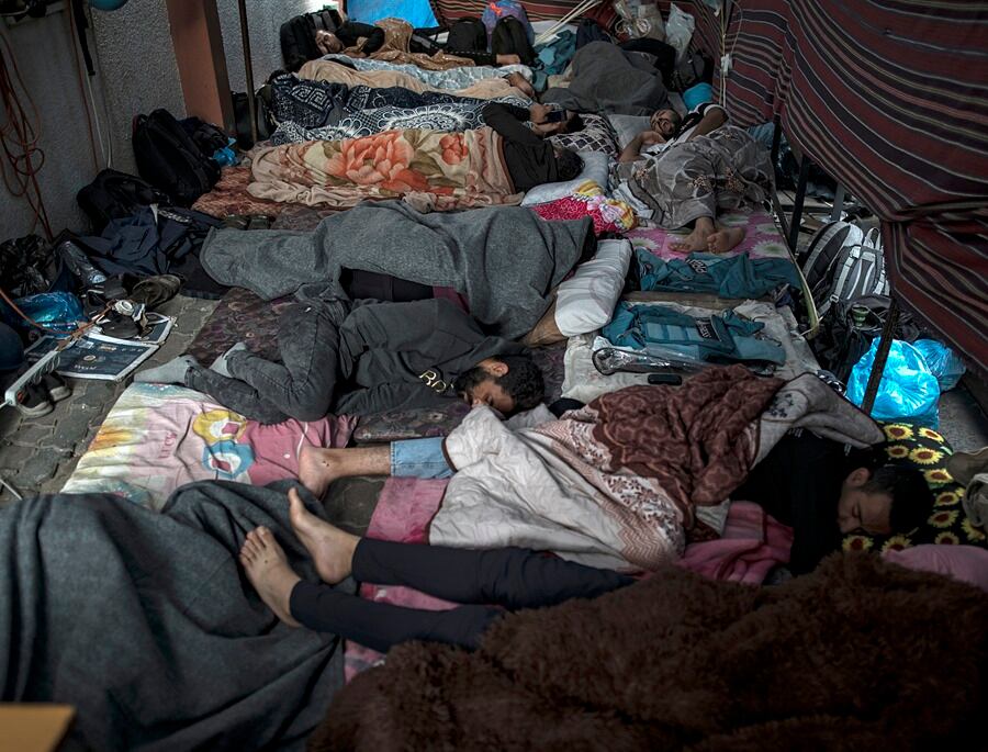 Palestinos refugiados en el hospital Hospital Nasser, en Jan Yunis, en el sur de la Franja de Gaza