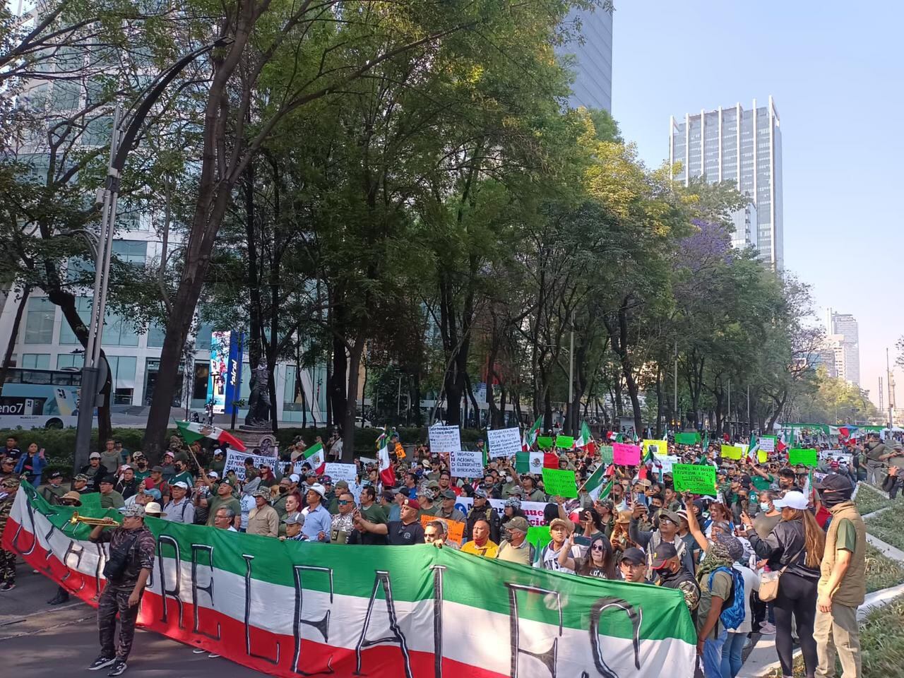 Marchan en CDMX por militares encarcelados por los 5 jóvenes asesinados en Nuevo Laredo