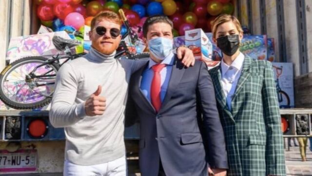Canelo Álvarez junto a Samuel García, gobernador de Nuevo León, y su esposa Mariana Rodríguez.