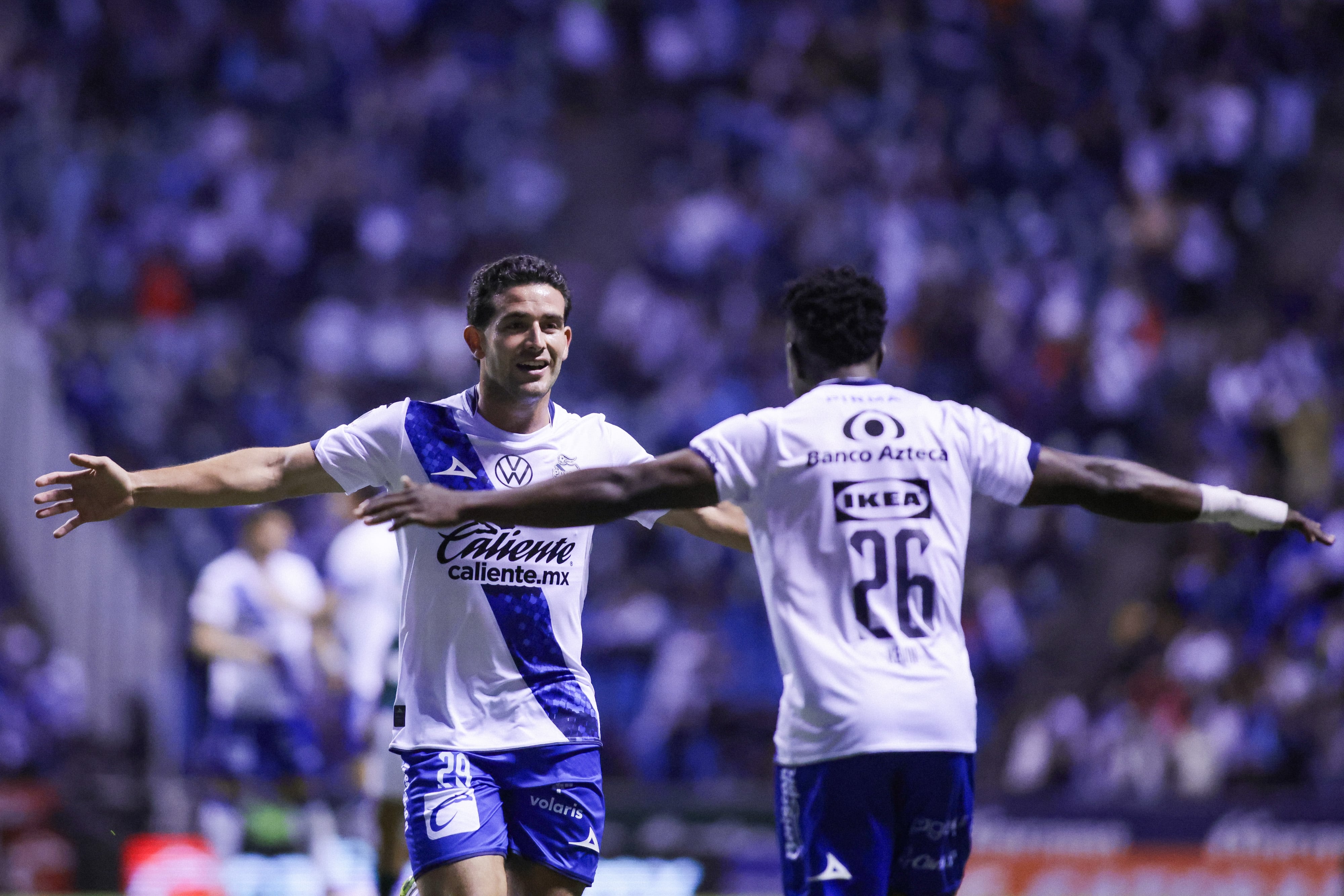 Puebla le da la vuelta a Santos y gana en el Estadio Cuauhtémoc.