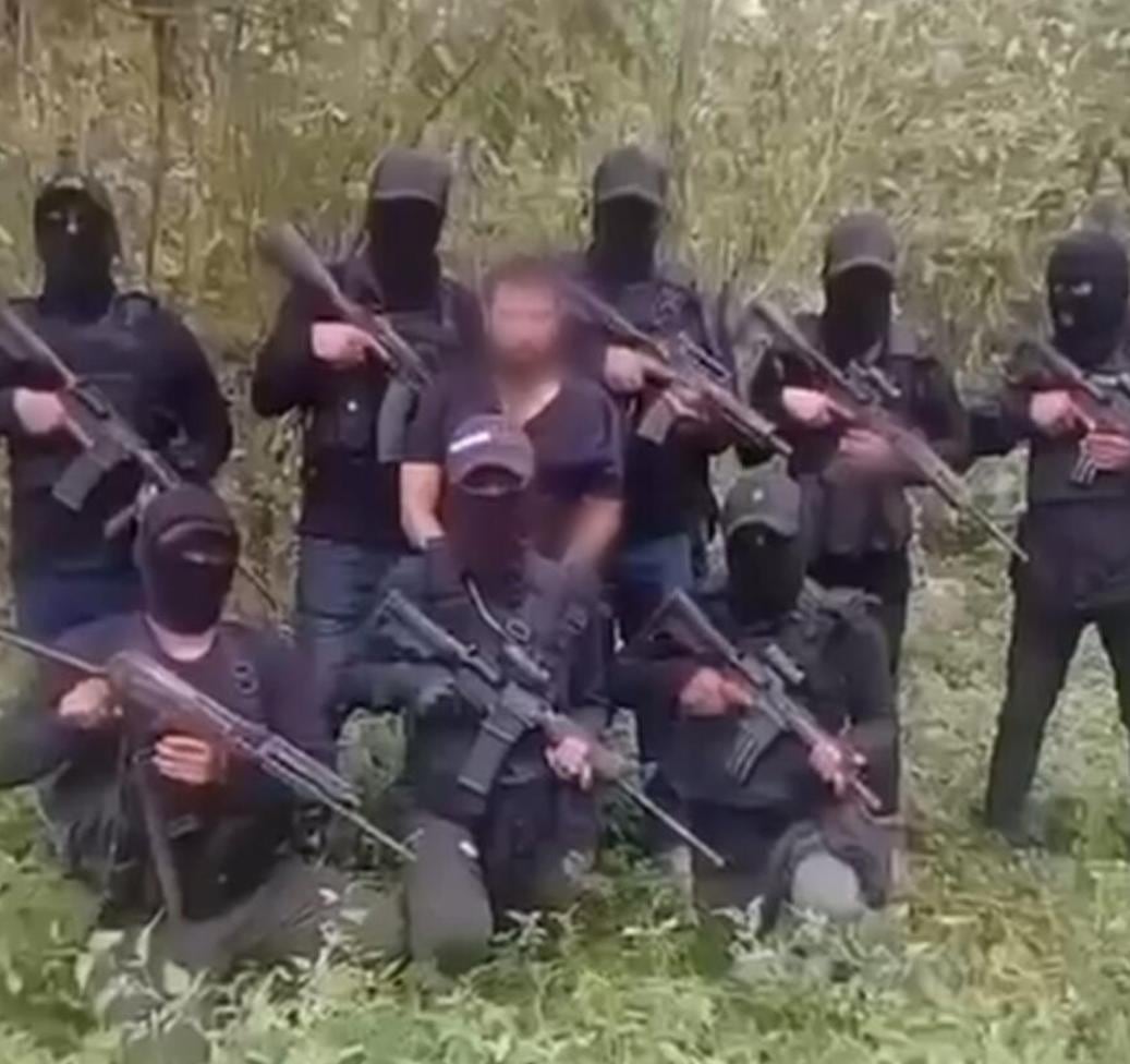 Empresario secuestrado en Minatitlán reaparece en video con grupo armado