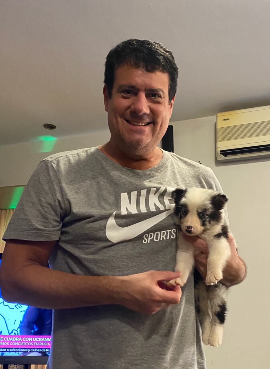 El papá cargando al perro