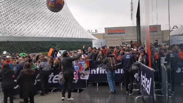 Fans se vuelven locos por ver a Checo Pérez
