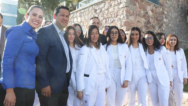 Diego Sinhue y estudiantes de medicina