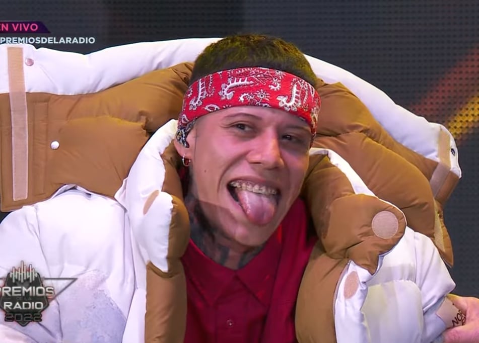 Santa Fe Klan reacciona a la dedicatoria de Paquita la del Barrio en los Premios de la Radio 2022.