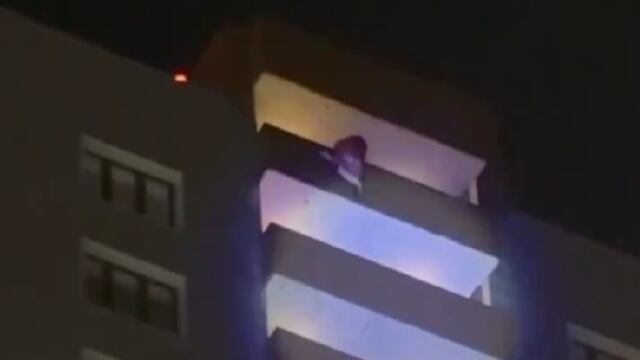 VIDEO: hombre vestido de Santa Claus cae de un edificio en Rusia; iba a entregar regalos a los niños