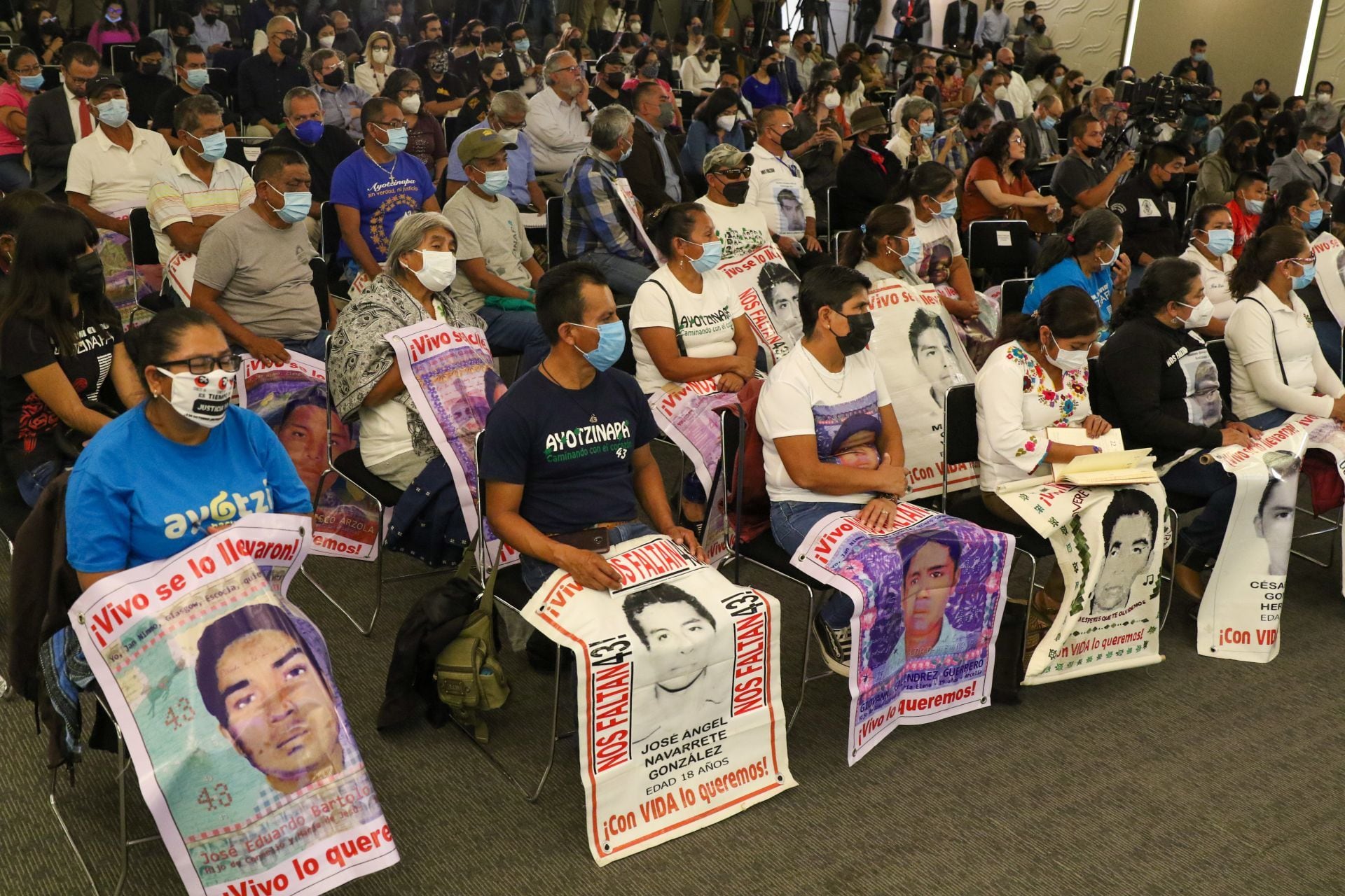 Madres y padres de los 43 durante el tercer informe del GIEI