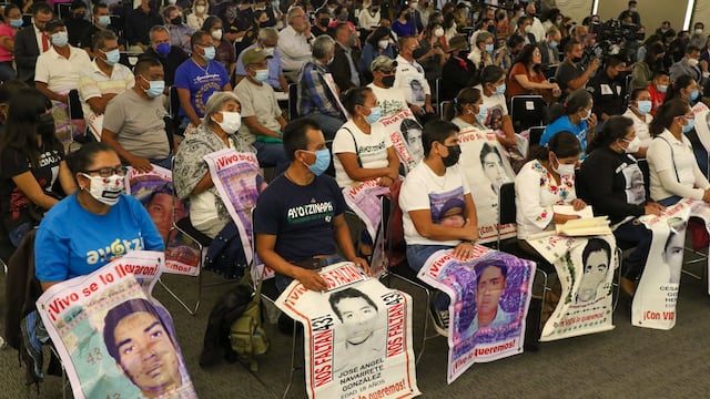 Padres y madres de normalistas de Ayotzinapa en marzo de 2022