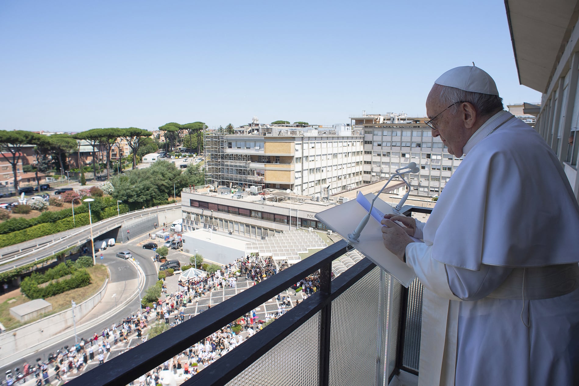 El papa Francisco reaparece después de su cirugía diverticular