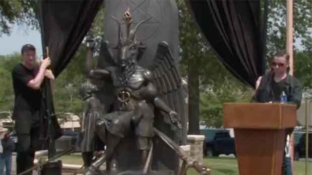El monumento a Baphomet, el cual está sentado y es acompañado por dos niños, no podría ser instalado de acuerdo a una ley de 2017.