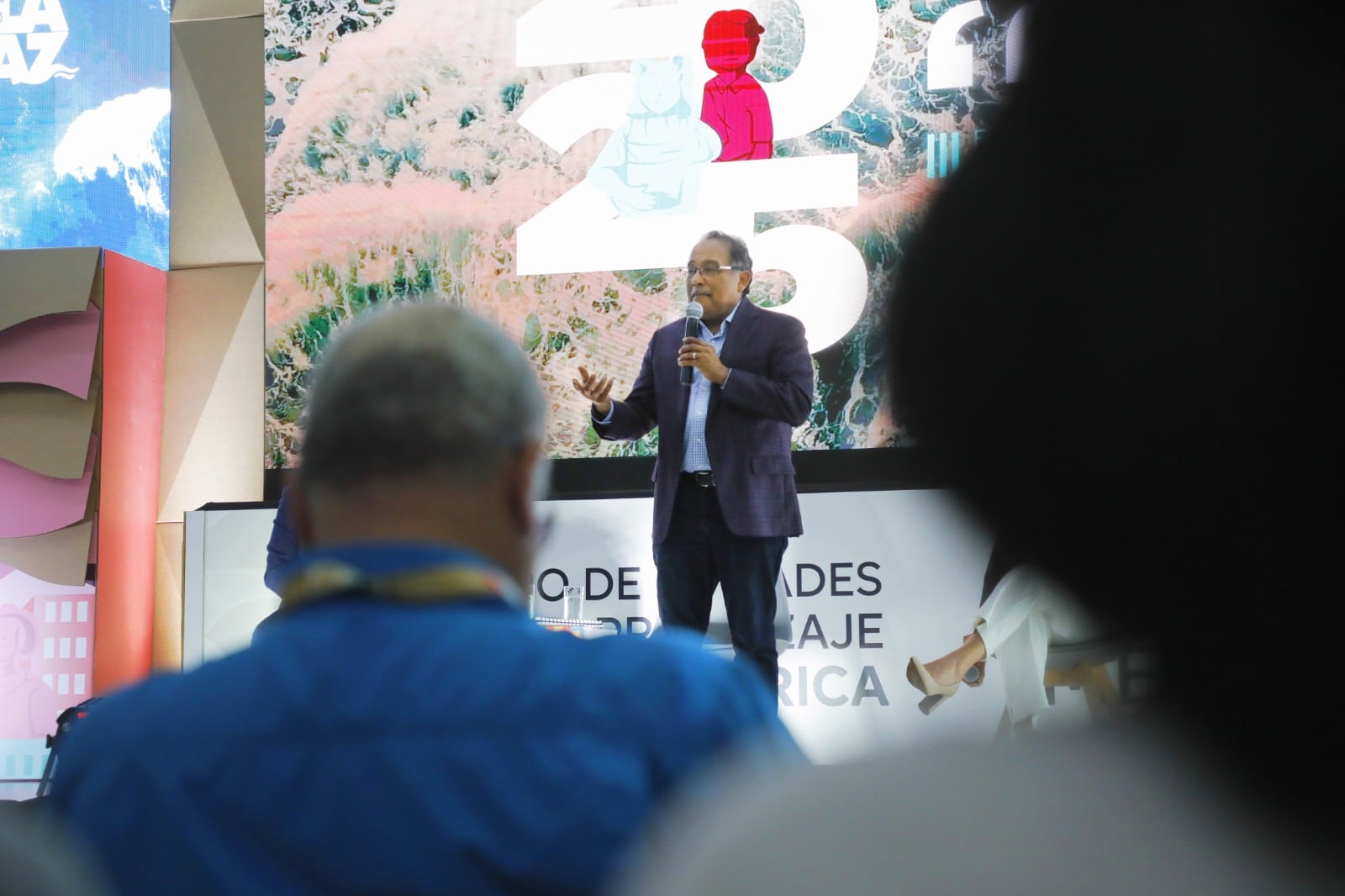 Andrés Mijes presta el modelo de la 4T Norteña en Foro de la UNESCO.