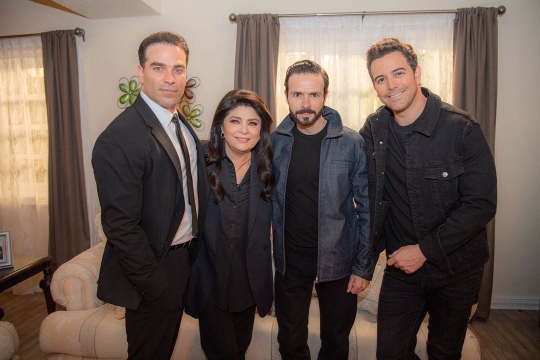 Alejandro Nones con elenco de Corona de Lágrimas 2.