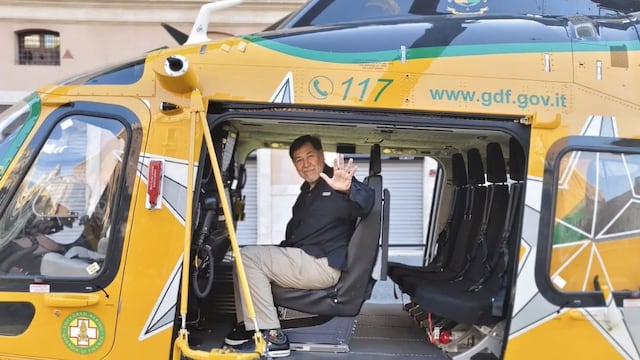 Gerardo Fernández Noroña presume foto en helicóptero desde Roma para anunciar su regreso a México