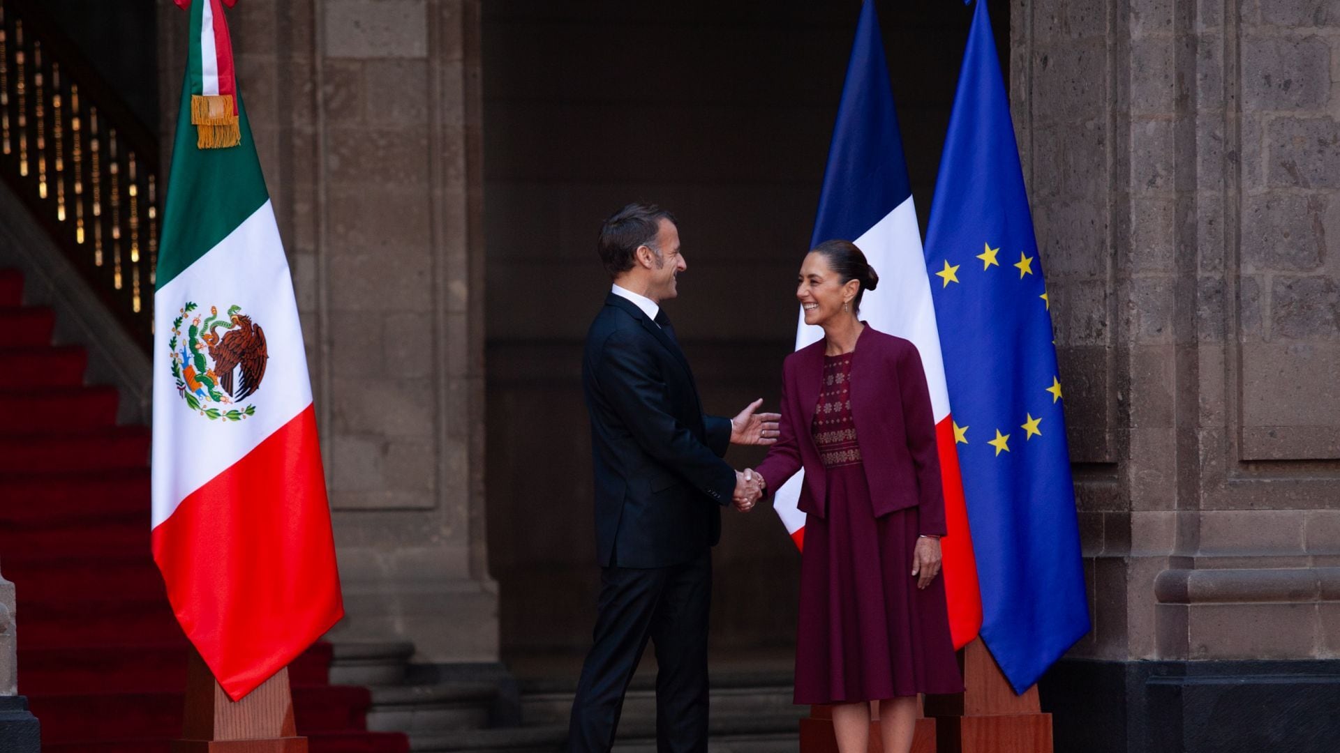 Claudia, Macron. ‘Rojas’: Reina (México, en Madrid), Virgen (París) y la ajedrecista