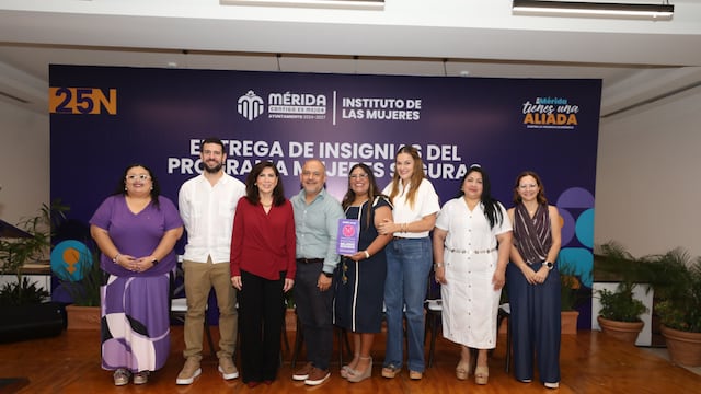 Cecilia Patrón entrega "Insignias Mujeres Seguras".