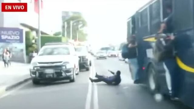 Pasajero cae de camión