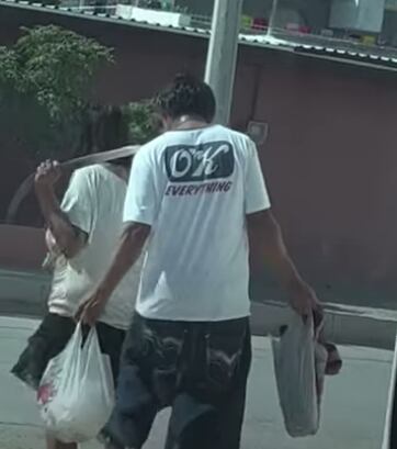 Mujer amarra a su novio como si fuera un perro