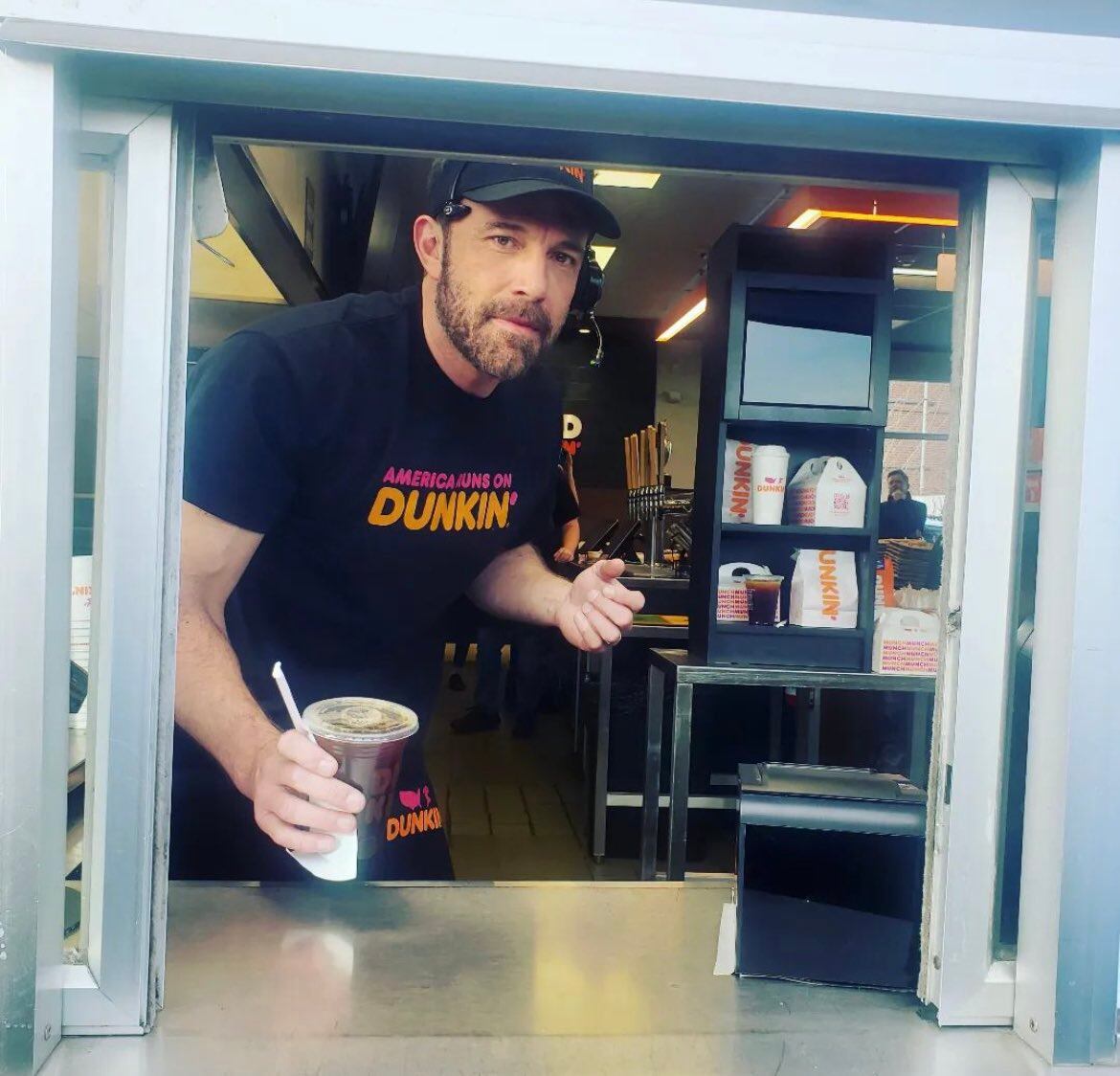 Ben Affleck es visto atendiendo un Dunkin’ Donuts