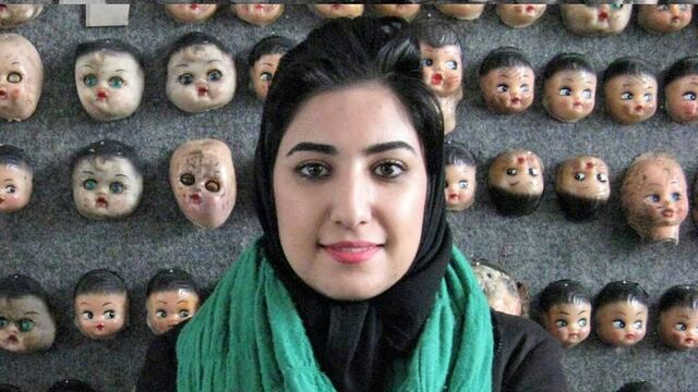 Atena Farghadani, quien cumple una condena de 12 años de prisión por publicar un cartón político, está acusada de "relaciones sexuales ilícitas" por saludar a su abogado defensor.