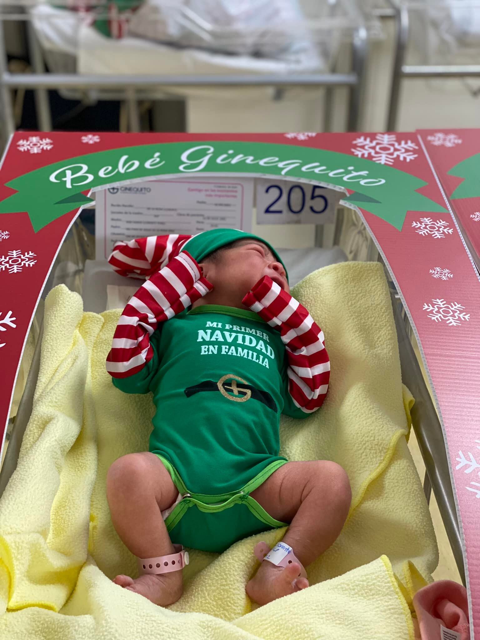 Bebés vestidos de elfos de Navidad
