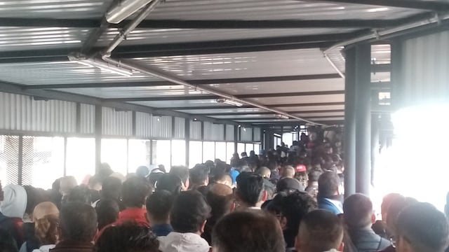 En la Línea 9 del Metro usuarios denuncian largas filas para ingresar a Pantitlán