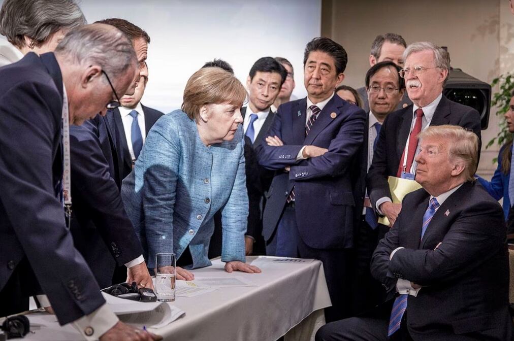 Angela Merkel en 2018, rodeada por líderes mundiales que escuchan y callan/Jesco Denzel—EPA-EFE/Shutterstock