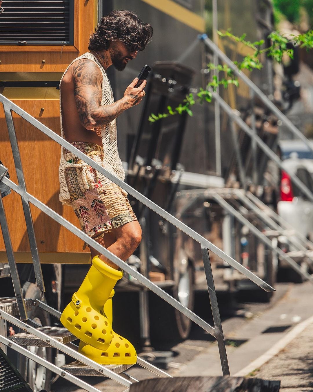 Maluma es el primer en usar las MSCHF x Crocs Big Yellow Boots.