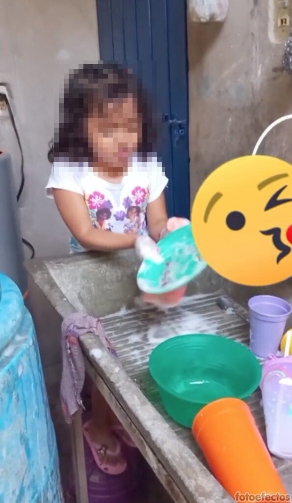 Niña es captada en video mientras lava los trastes y canta 'Qué agonía'