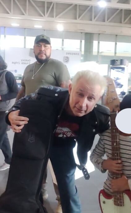 Mike Dirnt, de Green Day, regala su bajo a fan mexicano