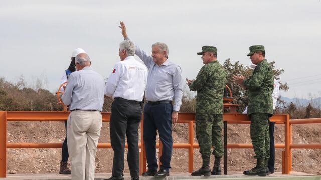 El presidente Andrés Manuel López Obrador (AMLO) inaugura en Nayarit un sistema de riego.